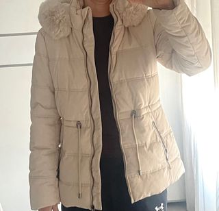 Plumas beige con capucha de pelo