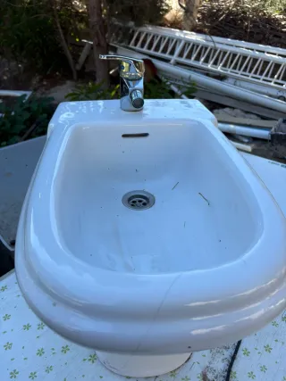 Bidé de cerámica blanco marca roca con grifo