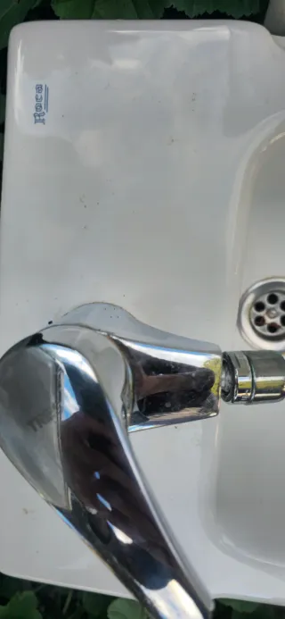 Bidé de cerámica blanco marca roca con grifo