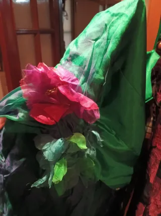 Vestido de fiesta floral y vestido de fiesta verde