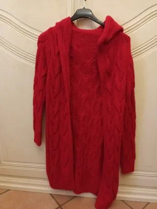 Cardigan lungo rosso con cappuccio