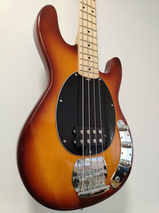 Music Man Stingray (Réplica) Bajo eléctrico