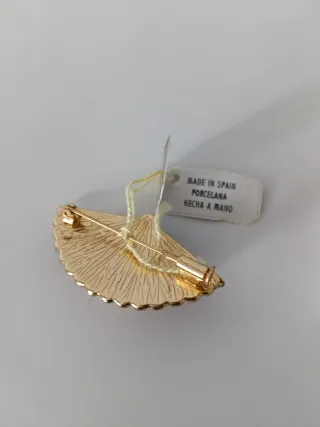 Broche abanico porcelana flores artesanal