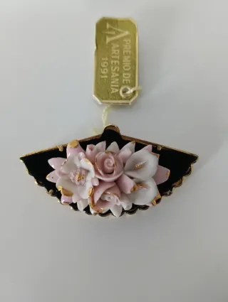 Broche abanico porcelana flores artesanal