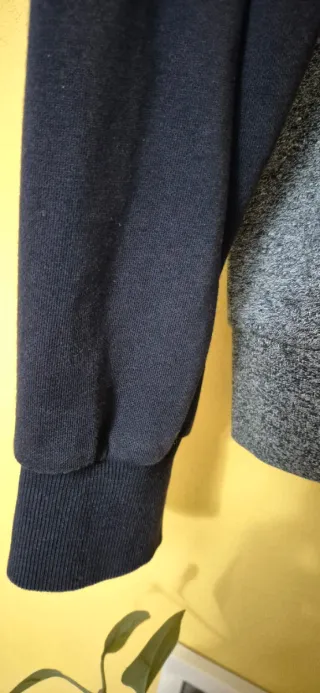 Sudadera C&A con cremallera y capucha