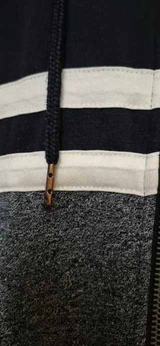 Sudadera C&A con cremallera y capucha