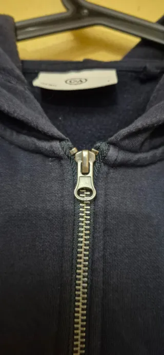 Sudadera C&A con cremallera y capucha