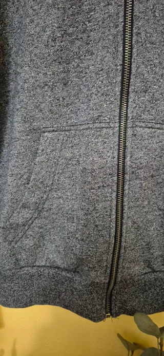 Sudadera C&A con cremallera y capucha