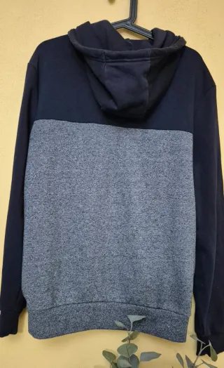 Sudadera C&A con cremallera y capucha