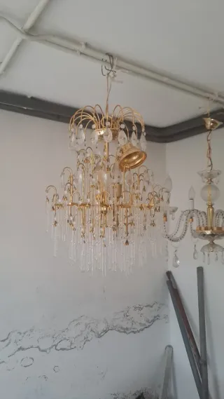 Lámpara de araña dorada de cristal