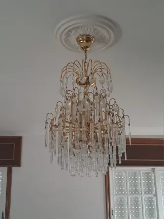 Lámpara de araña dorada de cristal