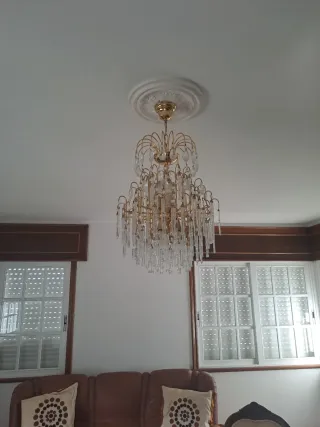 Lámpara de araña dorada de cristal