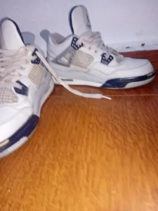 Jordan 4 Blanco y Negro Talla 39 color