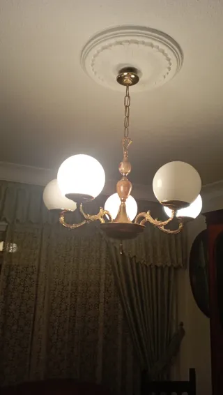 Lámpara de araña dorada y cristal