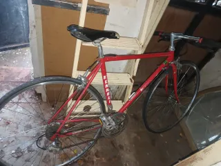 Bicicleta de carretera Benelli roja