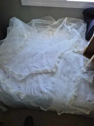 Velo de novia blanco con brillo en los filos.