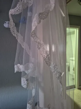 Velo de novia blanco con brillo en los filos.