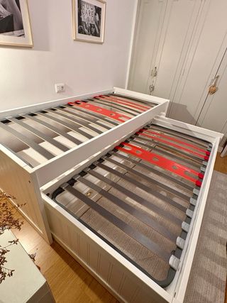 Cama nido de madera blanca.