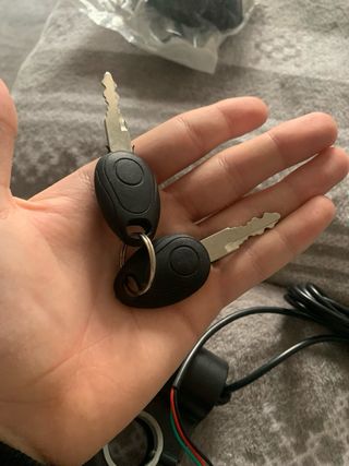 Llave y voltímetro para patinete