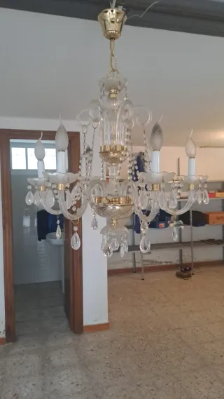 Lámpara de araña de cristal y metal dorado