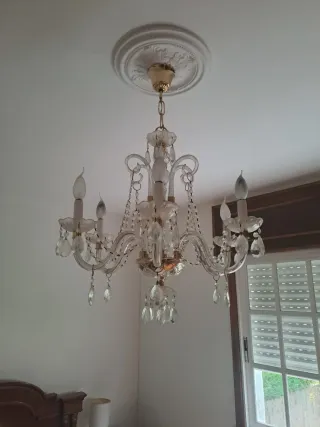 Lámpara de araña de cristal y metal dorado