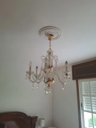 Lámpara de araña de cristal y metal dorado