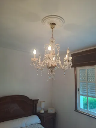 Lámpara de araña de cristal y metal dorado