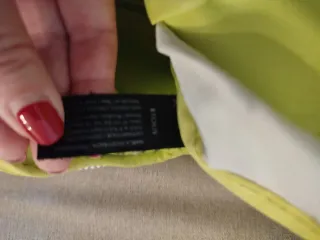 Mochila gris y blanca con estampado