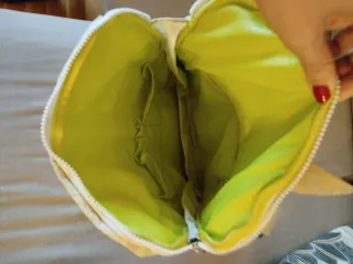 Mochila gris y blanca con estampado