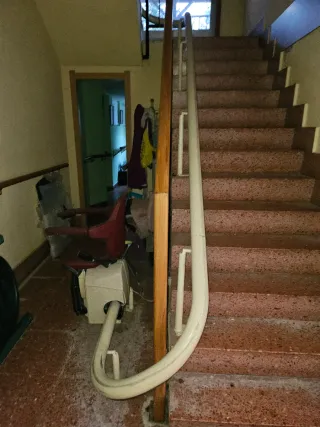 Silla salvaescaleras roja