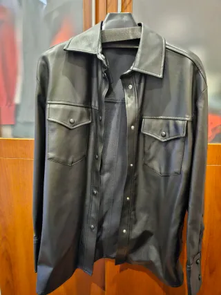 Sobrecamisa efecto piel negra