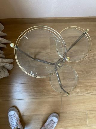 Mesa auxiliar cristal y metal dorado