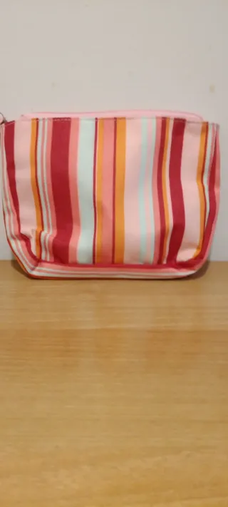 Pochette Naj-Oleari a righe verticali con fiori.