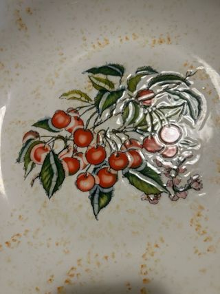 Piatto in ceramica con ciliegie