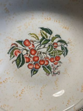Piatto in ceramica con ciliegie