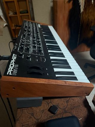 Sequential Prophet REV2 - 8 Voces