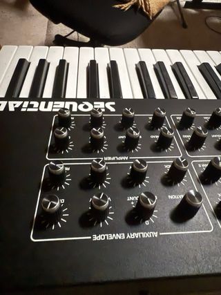 Sequential Prophet REV2 - 8 Voces