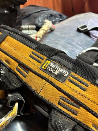 Arnés Singing Rock + Anticaídas Climax