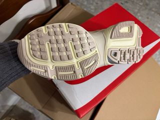 Zapatillas Nike Beige y Blancas