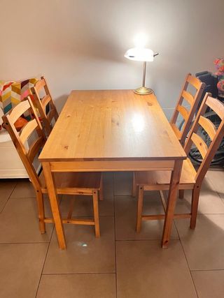 Mesa de comedor de madera