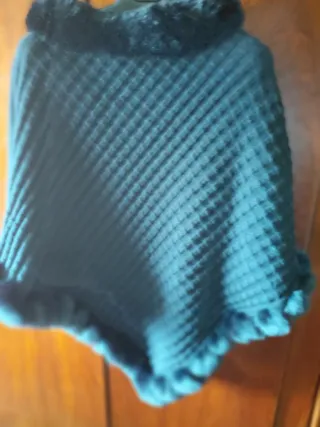 Poncho Teal con Adorno de Pelo color negro