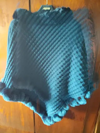 Poncho Teal con Adorno de Pelo color negro