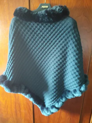 Poncho Teal con Adorno de Pelo color negro