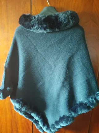 Poncho Teal con Adorno de Pelo color negro