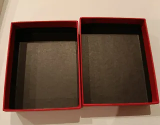 Caja Carolina Herrera Roja.