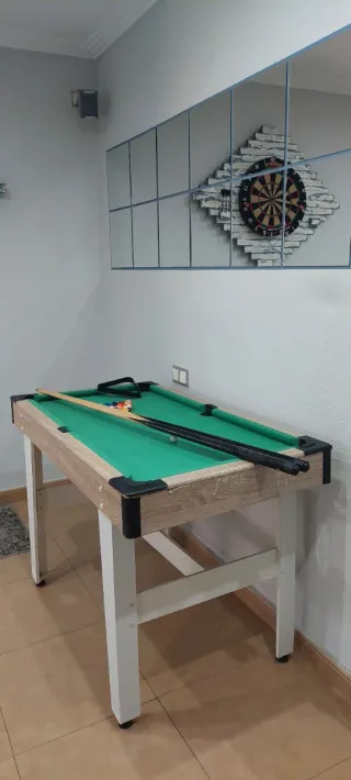 Mesa de billar pequeña con accesorios