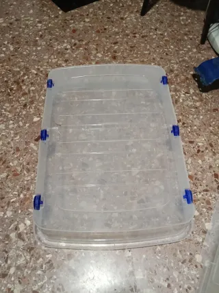 Caja de plástico con ruedas 80x60x16