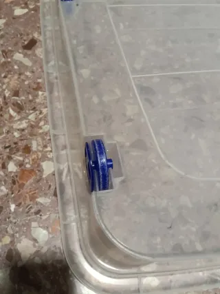 Caja de plástico con ruedas 80x60x16