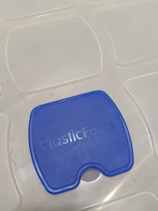 Caja de plástico con ruedas 80x60x16