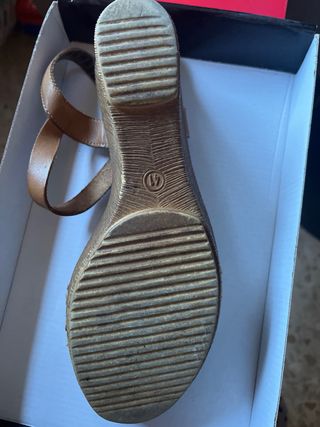 Sandalias piel cuña beige y oro